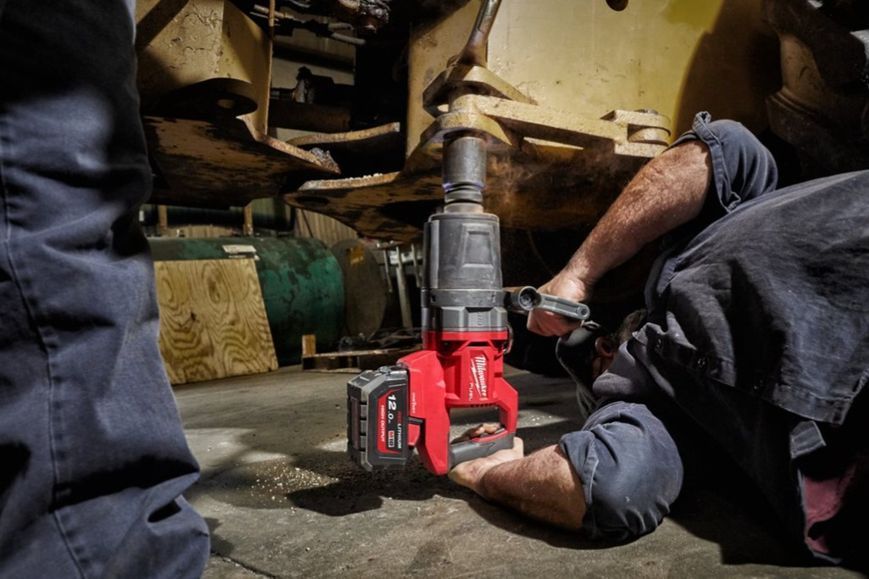 Гайковерт аккумуляторный бесщеточный MILWAUKEE 1'' (2711Нм) M18 ONEFHIWF1DS-0C, с кольцом (каркас) 4933472071 фото