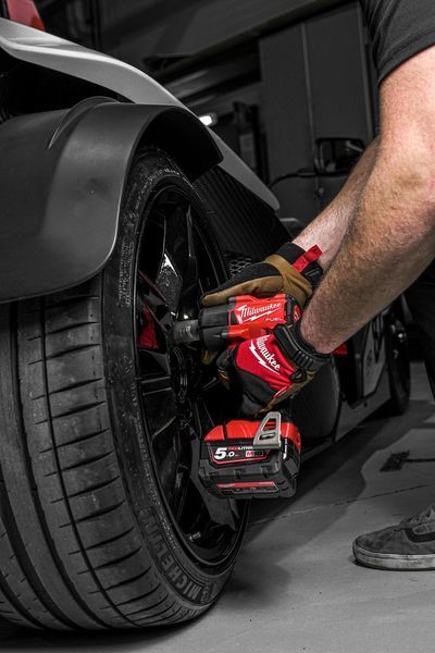 Гайковерт аккумуляторный бесщёточный MILWAUKEE 1/2" (881 Нм) M18 FMTIW2F12-0, с кольцом(каркас) 4933498057 фото
