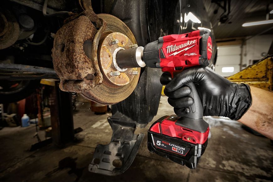 Гайковерт аккумуляторный бесщёточный MILWAUKEE 1/2" (881 Нм) M18 FMTIW2F12-0, с кольцом(каркас) 4933498057 фото