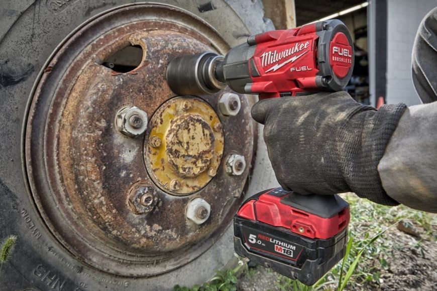 Гайковерт аккумуляторный бесщёточный MILWAUKEE 1/2" (881 Нм) M18 FMTIW2F12-502X,с кольцом 4933478450 фото