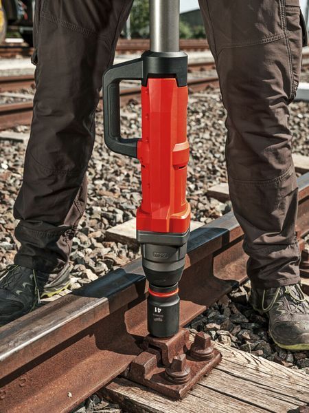 Гайковерт железнодорожный аккумуляторный MILWAUKEE 1'' M18 FHIWF1R-0C (2000 Нм) (каркас) 4933493140 фото