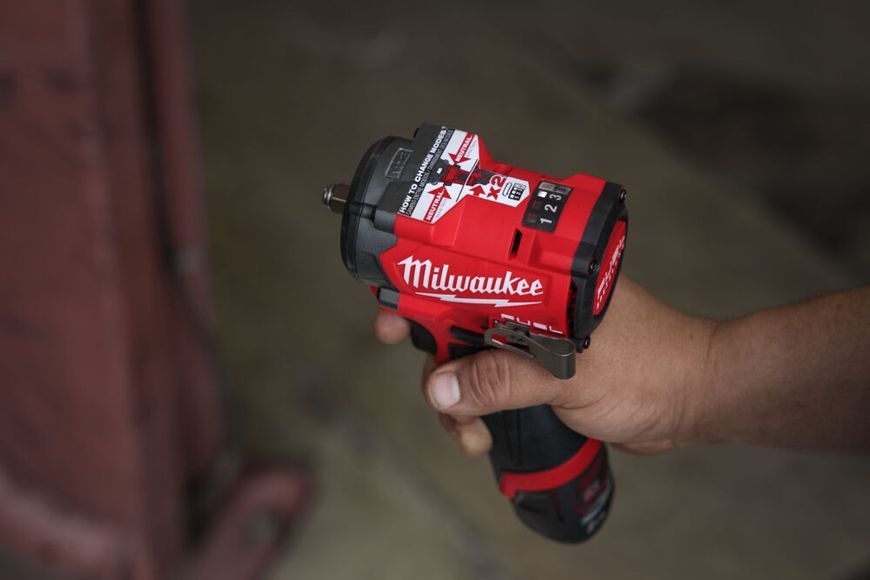 Гайковерт аккумуляторный бесщеточный MILWAUKEE 1/2" (746 Нм) M12 FCIWF12G3-0, с кольцом (каркас) 4933493454 фото