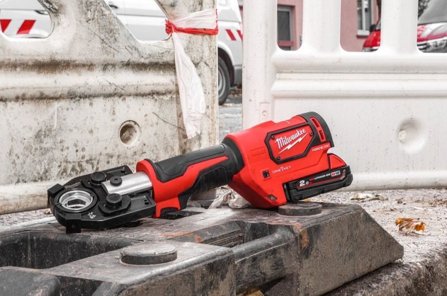 Обжимник гидравлический аккумуляторный для кабелей MILWAUKEE M18&trade; HCCT-201C ONE-KEY (ЗУ+1Х2Ач+кейс) 4933451194 фото