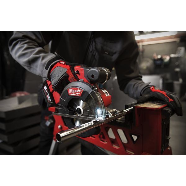 Пила дисковая аккумуляторная бесщеточная по металу MILWAUKEE M18 FMCS-502X &Oslash;150мм (ЗУ+2Х5Ач+HDкейс) 4933459193 фото